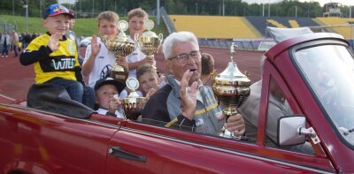 Größtes VFC-Treffen aller Zeiten - Plauens 81-jähriger Rekordtorschütze Werner Bamberger fuhr mit den Kindern und den großen Pokalen im Trabi-Cabrio von Michael Jeschke zur Ehrenrunde durch das Vogtlandstadion mit. 