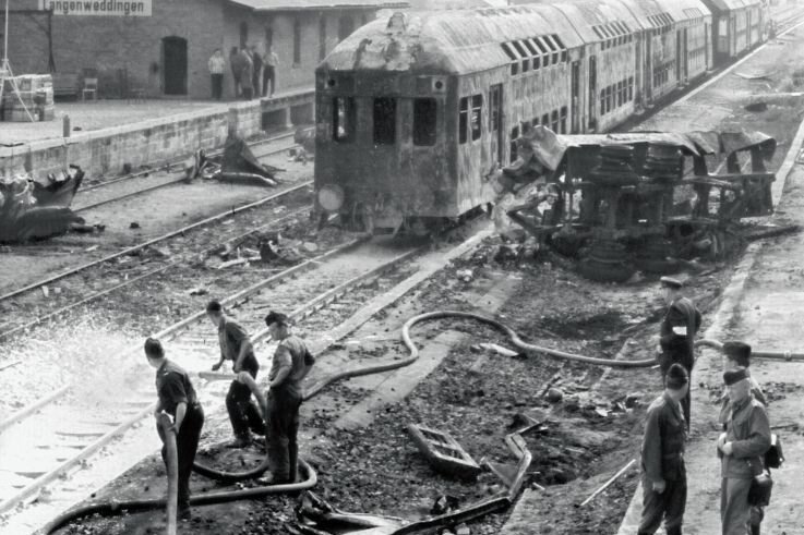 Größtes Zugunglück der DDR lässt Adorfer bis heute nicht los - Blick auf die Unglücksstelle während der Bergungsarbeiten. Der Zug war am Bahnübergang in einen Tanklaster geknallt. 