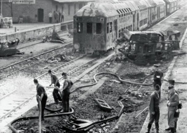 Größtes Zugunglück der DDR lässt Vogtländer nicht los - Blick auf die Unglücksstelle während der Bergungsarbeiten. Der Zug war am Bahnübergang in einen Tanklaster geknallt. 