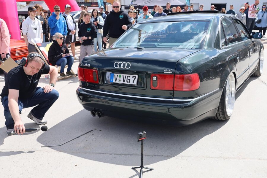 Grollen überm Erzgebirgskamm: Tuning-Szene gibt Gas in Johanngeorgenstadt - Tim Gruner bei der Lärmmessung am Auspuff. Lange lag der Audi A8 von Ingmar Bach aus Plauen mit 122 Dezibel in Führung.