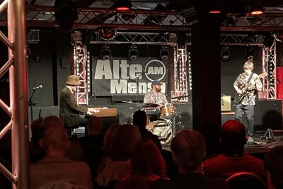 Grooviger Sound zum Auftakt der Jazztage in Freiberg - Jo Aldingers Downbeatclub spielte am Mittwochabend zum Auftakt der 48. Freiberger Jazztage im Club Alte Mensa.