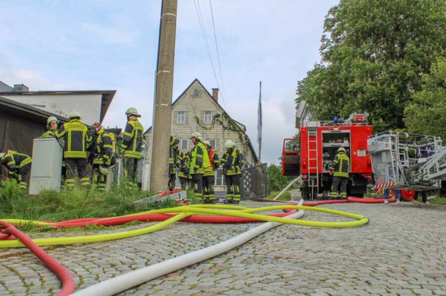 Großalarm für Feuerwehr: Brand in Wohnhaus - In Oelsnitz ist am Mittwoch in einer Küche ein Feuer ausgebrochen.