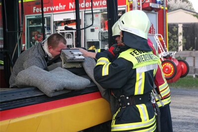Großangelegte Feuerwehrübung simuliert Busunglück in Niederwiesa - Die Rettungskräfte fanden beim Eintreffen einen „bewusstlosen“ Busfahrer vor.