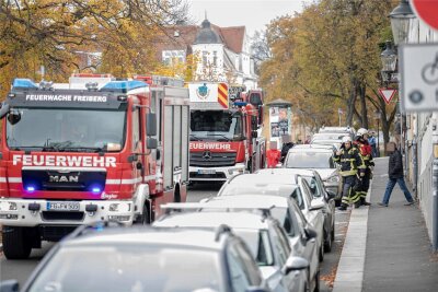 Großaufgebot an Feuerwehr und Polizei in der Freiberger Innenstadt - Großes Aufgebot an Rettungskräften am Samstagmittag in der Freiberger Hornstraße.