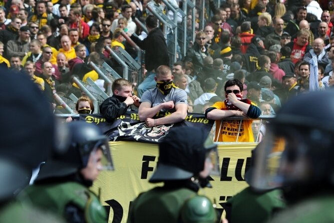 Großaufgebot der Polizei sichert Sachsenderby ab - Fans von Dynamo Dresden werden im Erzgebirgsstadion Aue von der Polizei überwacht.
