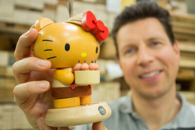 Großauftrag aus Japan: "Hello Kitty" bringt Doppelgold nach Seiffen - 