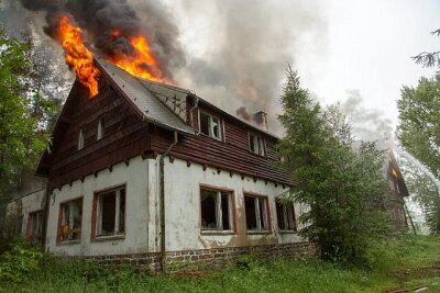 Großbrand: Altes Ferienheim steht in Flammen - 