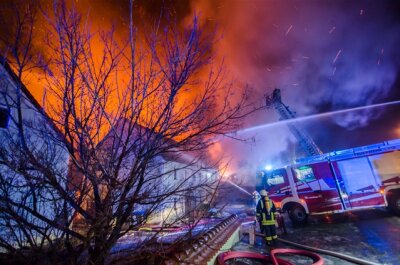 Großbrand auf Dreiseitenhof in Hilbersdorf - 