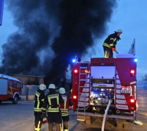 Großbrand auf Gersdorfer Firmengelände - 