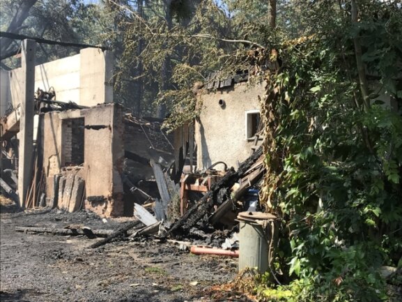 Großbrand auf Hof bei Chemnitz: Richter erlässt Haftbefehl gegen Tatverdächtigen - Auch am Donnerstag rückte die Feuerwehr wieder zum Brandort aus.