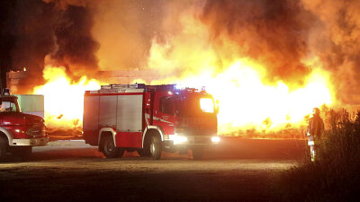 Großbrand in Agrarbetrieb in Reinsberg - In einem Agrarbetrieb in Bieberstein ist in der Nacht zu Sonntag ein Großbrand ausgebrochen.