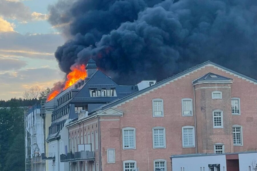Großbrand in Alter Baumwolle in Flöha weitestgehend gelöscht - Video zeigt Dachstuhl in Flammen - In der Alten Baumwolle in Flöha brennt am Donnerstagabend ein künftiges Wohnhaus.