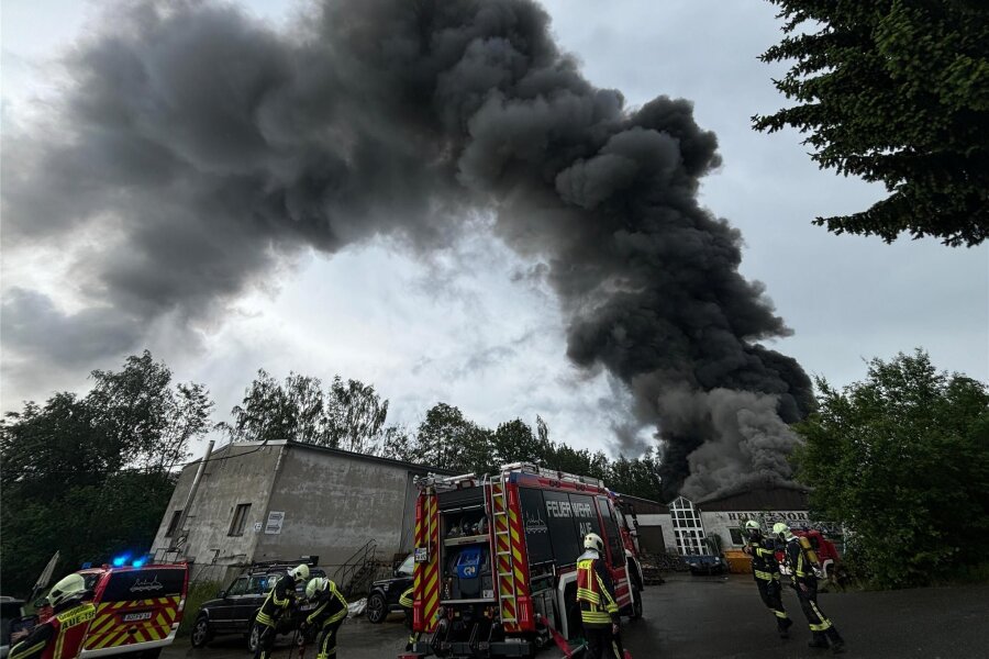 Großbrand in Aue: Rauchsäule kilometerweit zu sehen - Die Einsatzkräfte sind vor Ort. Die Brandbekämpfung hat begonnen.