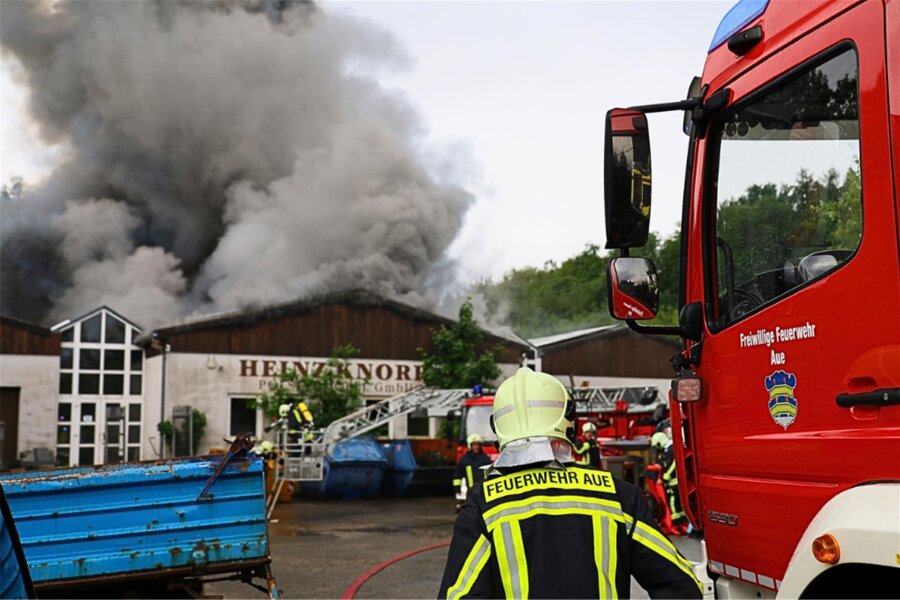 Großbrand in Aue: Rauchsäule kilometerweit zu sehen - Eine Halle des Gebäudekomplexes ist bereits teilweise eingestürzt.
