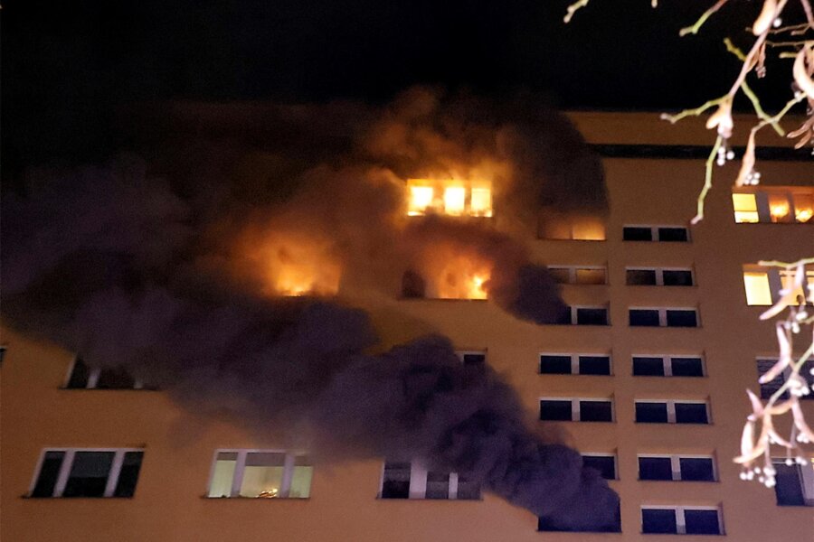 Großbrand in Chemnitz: Feuerwehr rettet Bewohner in Mühlenstraße - Aus den Fenstern stieg dunkler Rauch.