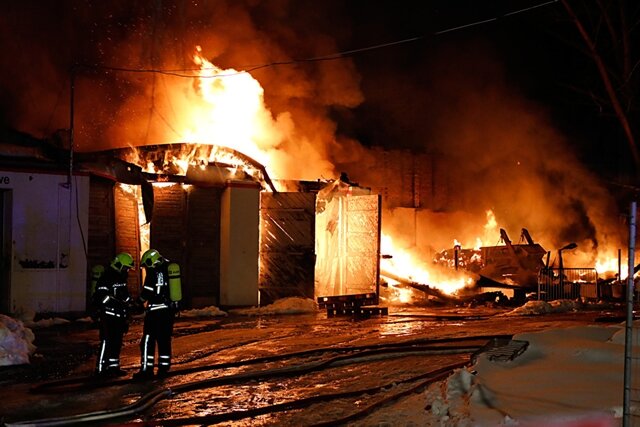 Großbrand in Chemnitz: Lagerhalle in Flammen - 