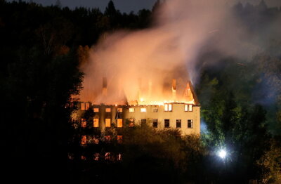 Großbrand in Chemnitz Wittgensdorf: Alte Spinnerei brennt komplett aus - 