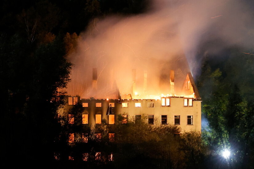Großbrand in Chemnitz Wittgensdorf: Alte Spinnerei brennt komplett aus - 