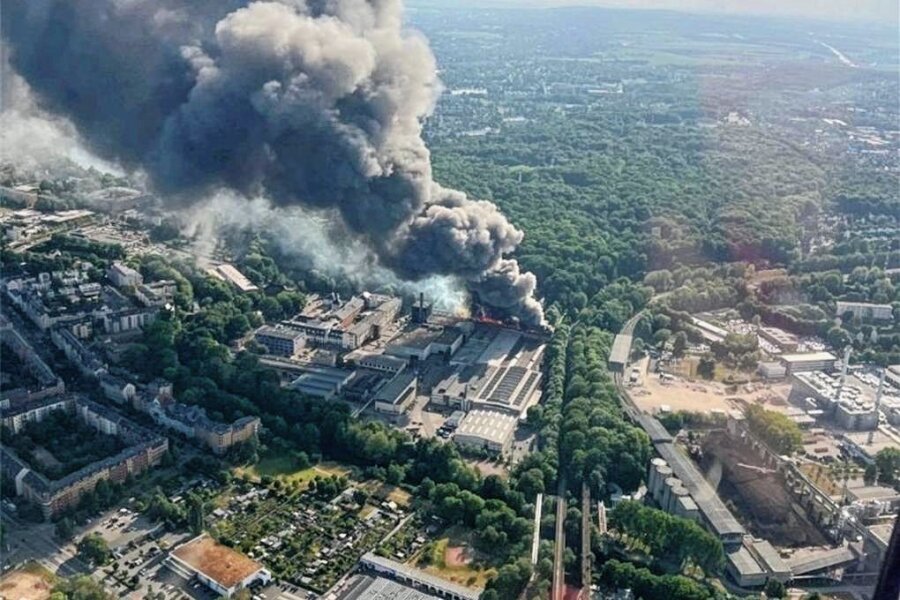 Großbrand in Chemnitzer Gießerei: Umliegende Gebäude werden evakuiert - Blick aus der Luft 