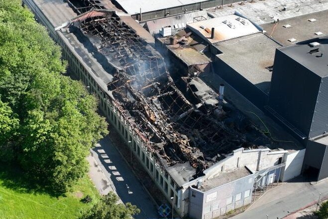 Großbrand in Chemnitzer Gießerei: Wie geht es mit den Beschäftigten weiter? - Blick auf das ausgebrannte Fabrikgebäude aus der Luft 