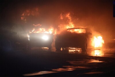 Großbrand in Dittersbach: Unfallfahrzeug löste das Feuer aus - Die Fahrzeuge standen beim Eintreffen der Feuerwehr vor Ort bereits im Vollbrand.