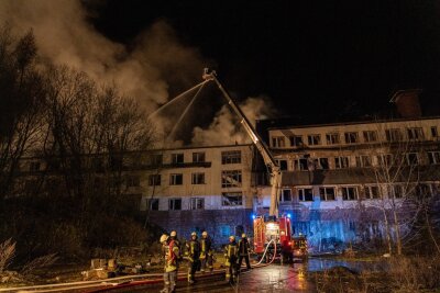 Großbrand in Falkenstein - Der hintere Teil des Dachstuhles des ehemaligen Hotels "Glück Auf" stand im Vollbrand.