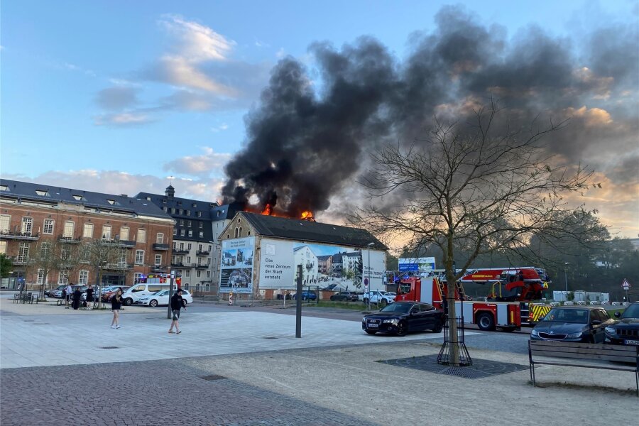 Großbrand in Flöha: Alte Baumwolle steht in Flammen - Die Feuerwehr ist mit einem Großaufgebot vor Ort.