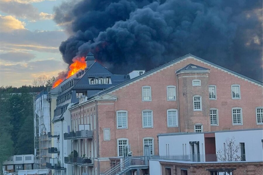 Großbrand in Flöha: Feuer zerstört Teile der Alten Baumwolle - Eine dunkle Rauchsäule stieg über der Alten Baumwolle auf.