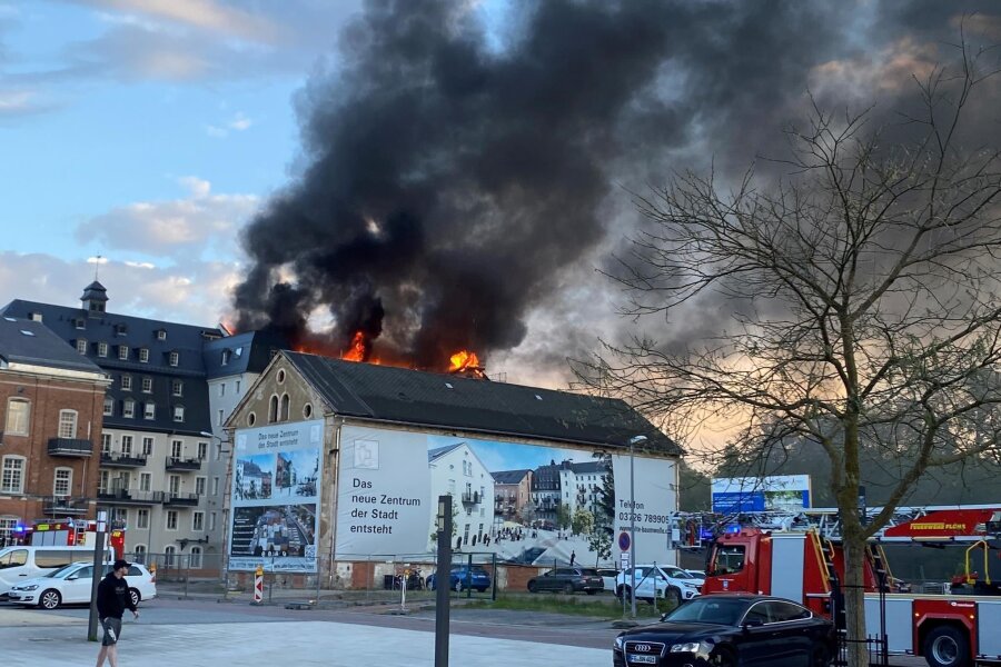 Großbrand in Flöha: Teile der Alten Baumwolle ausgebrannt - Die Feuerwehr ist mit einem Großaufgebot vor Ort.