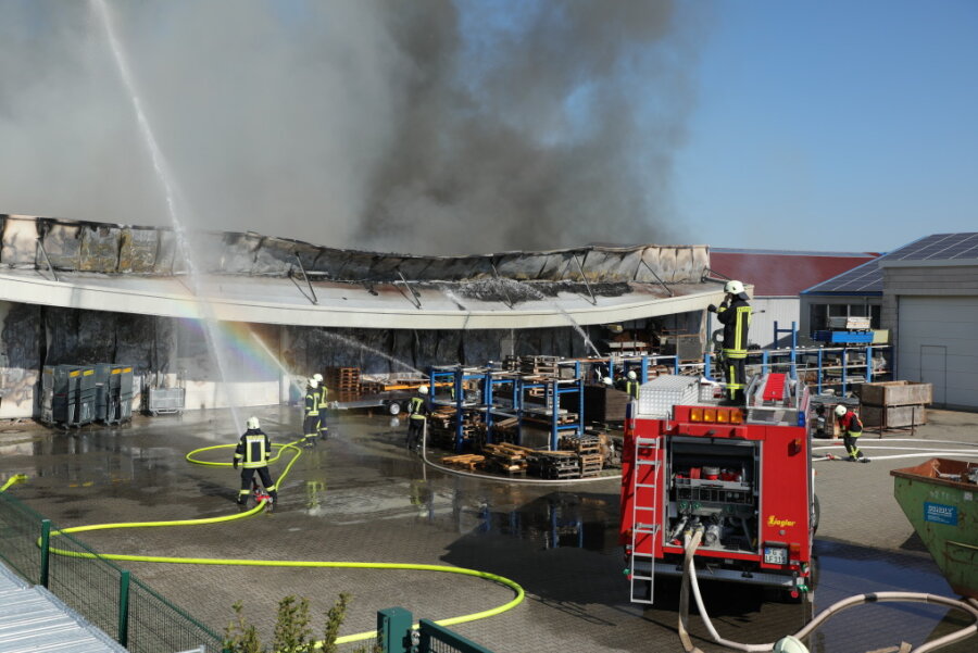 Großbrand in Großschirma: Eine Halle brennt nieder, eine kann gerettet werden - 