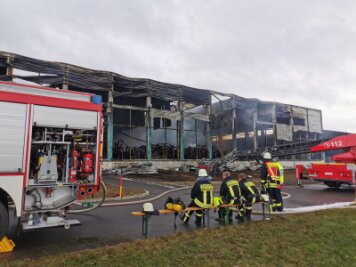 Großbrand in Oederan: Feuerwehr muss immer wieder Glutnester löschen - Am Morgen danach: Der Löscheinsatz in Oederan dauert an.