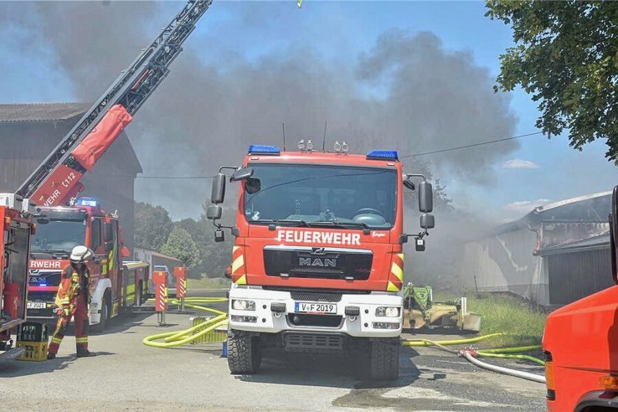 Großbrand in Raun: Wagenhalle steht in Flammen - 70 Feuerwehrleute kämpften gegen die Flammen.