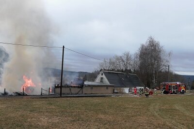 Großbrand in Trieb: Feuer flammt erneut auf - Das Übergreifen des Feuers auf das Wohnhaus (rechts) konnte verhindert werden.