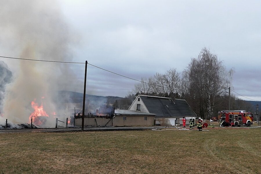Großbrand in Trieb: Feuer flammt erneut auf - Das Übergreifen des Feuers auf das Wohnhaus (rechts) konnte verhindert werden.