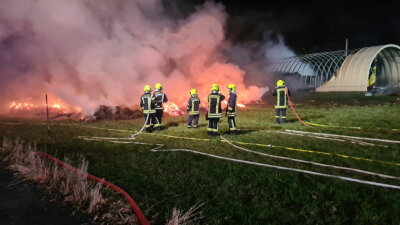 Großbrand mitten in der Nacht: Flammen zerstören Mähdrescher und Lager in Glauchau - 