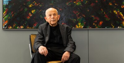 Große Aufmerksamkeit für den Künstler Max Uhlig - Max Uhlig, hier vor einem Bild in seiner Ausstellung der Galerie Weise, ist auch mit 84 Jahren ein wacher und klarer Geist.