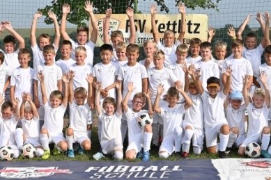 63 junge Sportler sind in dieser Woche beim Fußballcamp von RB Leipzig in Zettlitz dabei gewesen. Für die Kids des Gastgebers gibt es diesen Freitag noch einen Grillabend. 