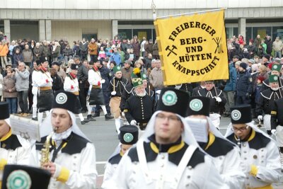 Große Bergparade: Mehr als 1000 Bergleute ziehen durch Chemnitz - 