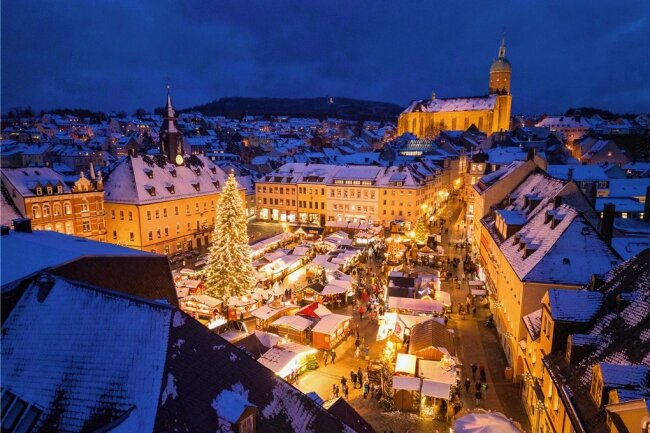 Große Bergparade: Wer marschiert am 4. Advent durch Annaberg? - Als glitzernder Weihnachtsberg im Schnee präsentiert sich Annaberg-Buchholz von seiner besten Seite.