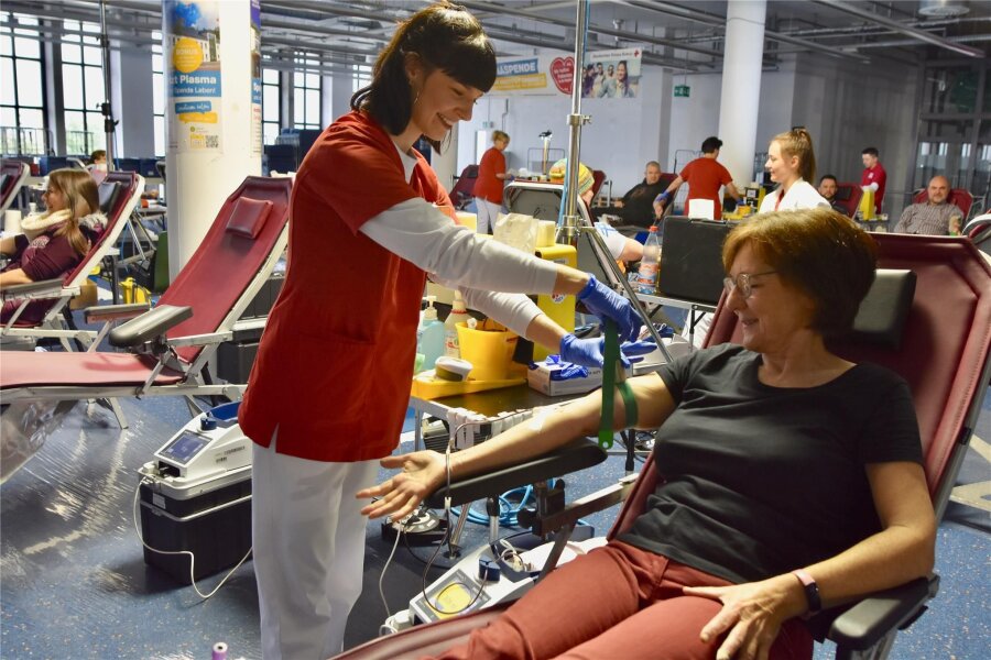 Große Blutspendeaktion in Chemnitzer Shopping-Center: Kleiner Pieks mit großer Bedeutung - Anja Richter hat sich am Samstag bereits zum 32. Mal Blut abnehmen lassen. Krankenschwester Nadin Laich betreute sie dabei.