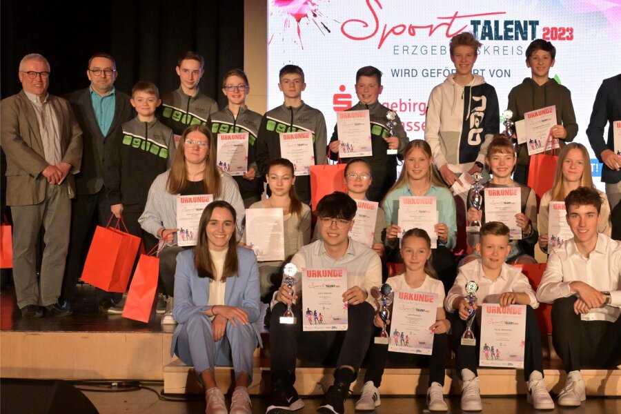 Große Bühne für junge Athleten - Die Bestplatzierten der Kategorien Mädchen, Jungen und Mannschaft mit Vertretern der Organisatoren sowie Ehrengästen zum Abschluss der Sporttalentewahl in Oelsnitz.