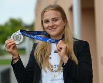 Große Ehre für Olympiazweite und Chorleiter - Lea Sophie Friedrich zeigt die Silbermedaille, die sie bei den Olympischen Spielen in Tokio gewann.