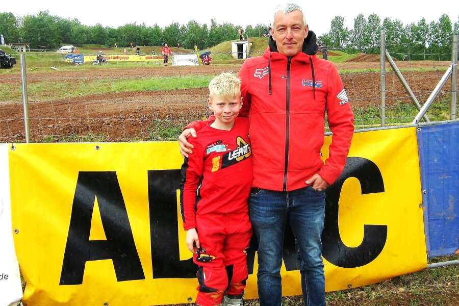 Große Ehre für Peniger Motocrosser - Nachwuchshoffnung: Der junge Peniger Motocrosser Leon Jaworski, der stets von Vater Steffen begleitet wird.