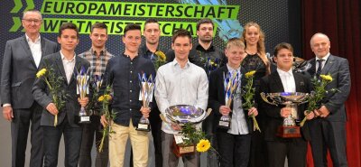 Große Ehre mit kleinem Haken - Für Spitzenleistungen auf internationaler Ebene wurden bei der ADAC-Sportlerehrung in Zwickau unter anderem der Scharfensteiner Florian Görner (3. v. l.) und Andreas Beier aus Krumhermersdorf (6. v. l.) ausgezeichnet. 