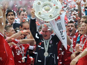 Große Erfolge, viel Gefühl: Bayerns Triple-Macher Heynckes - Triple-Gewinner: Jupp Heynckes jubelt im Mai 2013 mit der Meisterschale nach der Partie FC Bayern München gegen FC Augsburg in München.