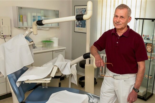 Dr. Jörg Pastrnek in seinem Behandlungszimmer mit Blick hinaus zur Straße. Ab Herbst wird sich der Zahnmediziner aus dem Berufsleben zurückziehen. Der Praxisbetrieb ist nun aber gesichert. 