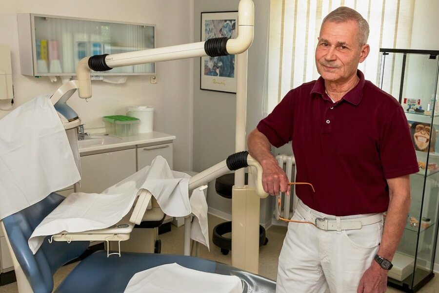 Dr. Jörg Pastrnek in seinem Behandlungszimmer mit Blick hinaus zur Straße. Ab Herbst wird sich der Zahnmediziner aus dem Berufsleben zurückziehen. Der Praxisbetrieb ist nun aber gesichert. 
