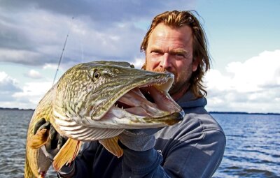 Große Fische, keine Fische - Lars Pohland präsentiert einen kapitalen Hecht, den er beim Boddenangeln auf Rügen gefangen hat.