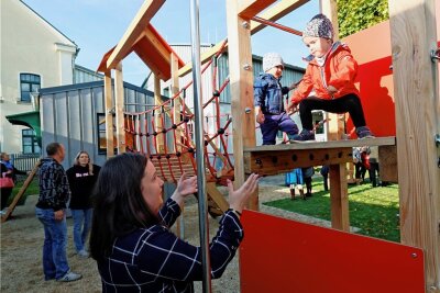 Große Freude über neues Spielhaus mit Klettergerüst im Poppengrüner Kindergarten - Viel Spaß hatten die Eltern mit ihren Knirpsen zur Einweihung des neuen Kinderspielhauses im Poppengrüner Kindergarten.