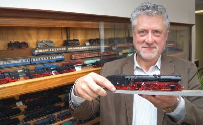 Große Geschichte kleiner Loks lebt weiter - Mehr Platz für "Made in Germany": Matthias Richter mit dem neuen Modell einer Reisezug-Dampflok, das ab Juni verkauft wird.